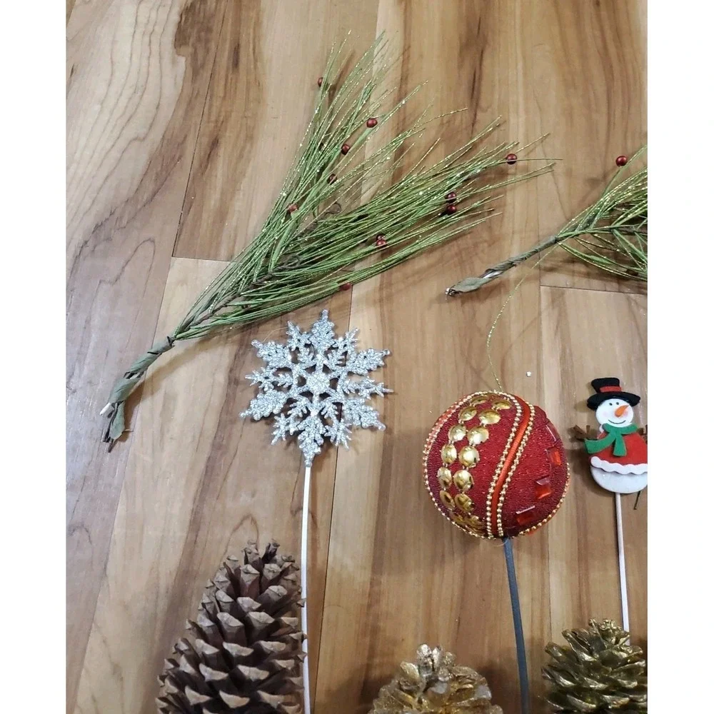 Lot Of Christmas Floral Picks‎ Pinecones Maple Clips Lot Of 18